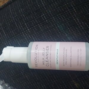 New makeup revolution milk‎ jelly cleanser